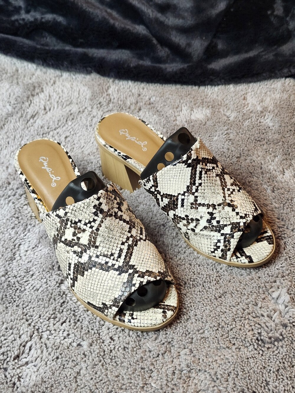 Qupid Women’s Snake-Print Open-Toe Slide Heels in Cream & Black